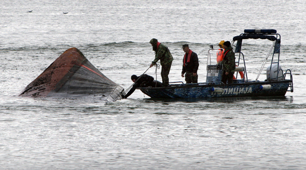 ИСТРАГА “ТАПКА У МЕСТУ”: Ни три године после несреће за бродолом и смрт лађара код Смедерева нико није крив?!